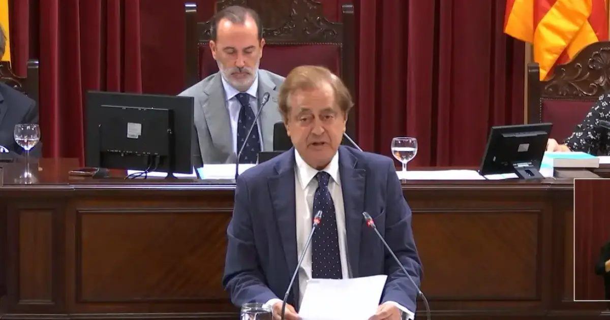 El Parlament aprueba con 46 votos la ley que permitirá limitar la entrada de coches en Menorca