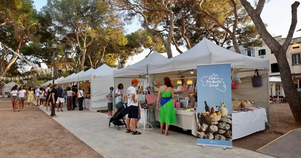 La Plaça des Pins de Ciutadella se llena de sabor y artesanía con su gran feria de producto local