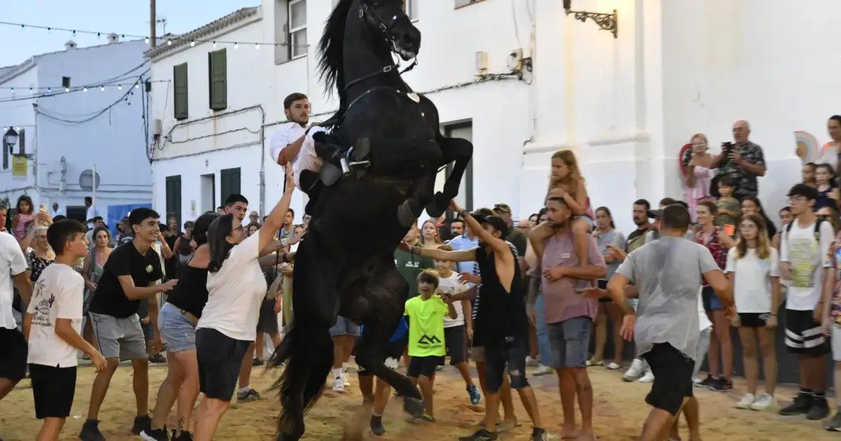 Sant Lluís apura los últimos días de fiesta con jaleos, chocolate y música hasta el amanecer