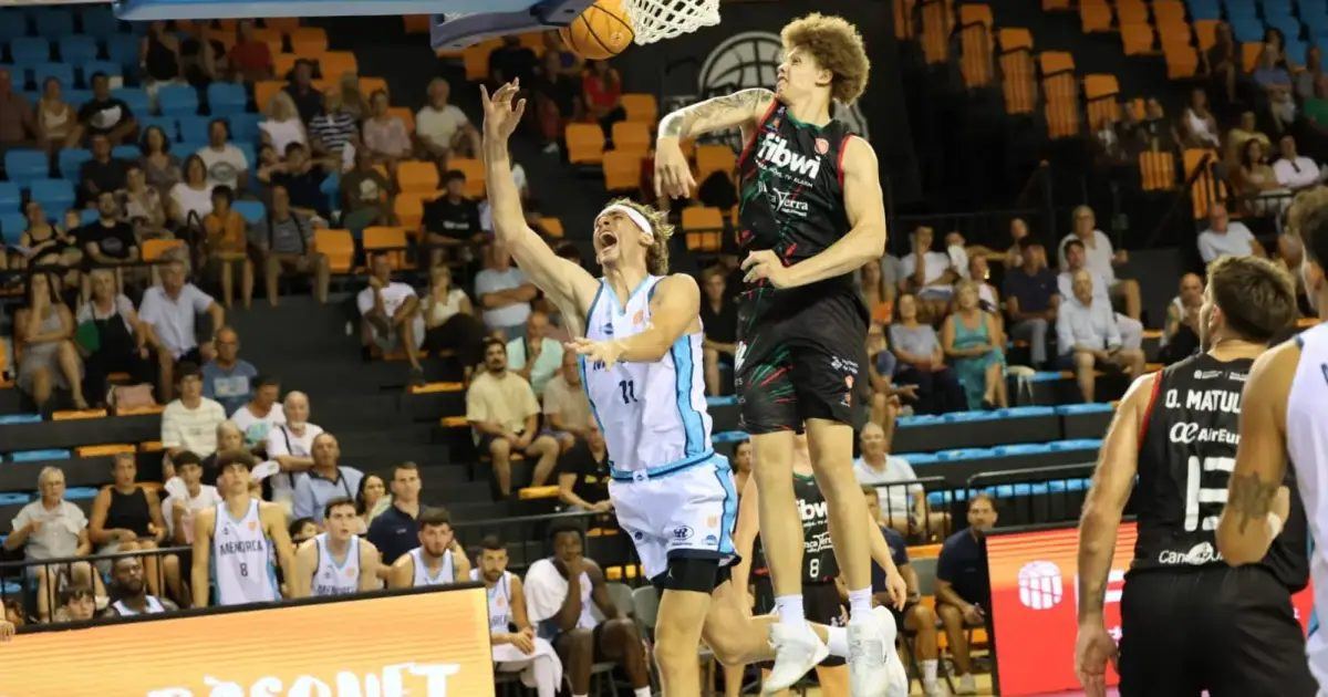 El Bàsquet Menorca arrolla al Fibwi Mallorca y avisa de lo que se viene esta temporada