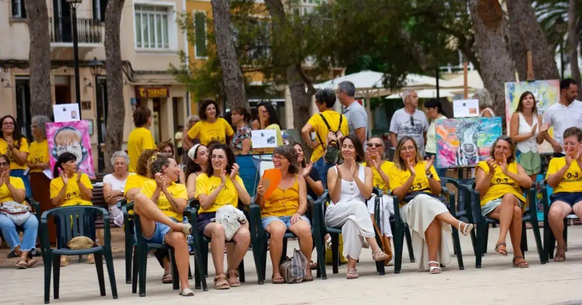 La Plaça des Pins de Ciutadella se tiñe de amarillo para reivindicar la educación de cero a tres años