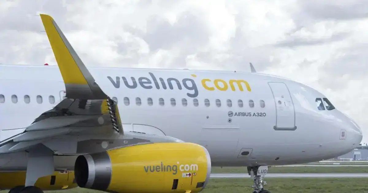 Pasajeros varados en Barcelona denuncian el abandono de Vueling tras cancelar su vuelo a Menorca por las tormentas