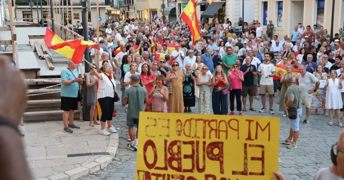 Más de 5.000 menorquines salen a la calle en solidaridad con Ceuta, incluso donde los alcaldes no apoyaron la convocatoria
