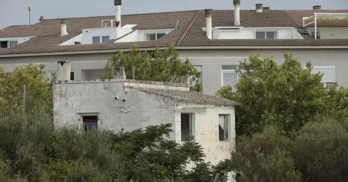 El Ayuntamiento de Ciutadella sella la casa okupa junto al colegio Pintor Torrent justo antes del inicio del curso