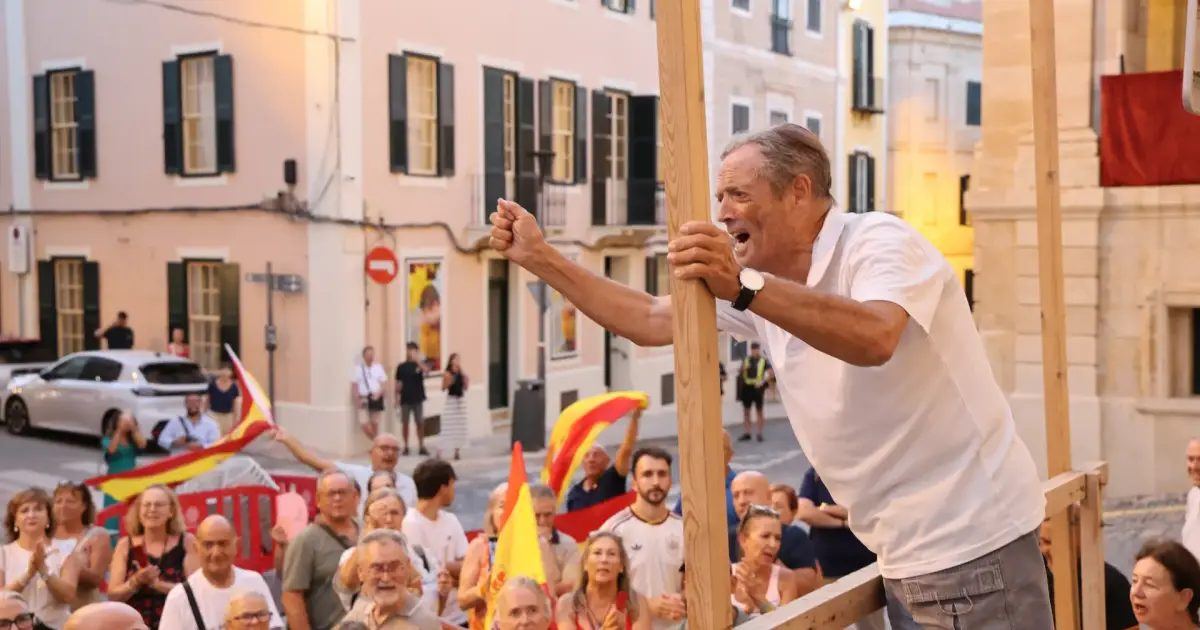 El guía turístico de Maó que arenga contra la inmigración desde el mismo atril donde narra la historia de la ciudad
