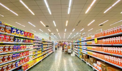 Casi 900 personas en Menorca reciben una tarjeta para comprar alimentos básicos gracias a un programa del Govern