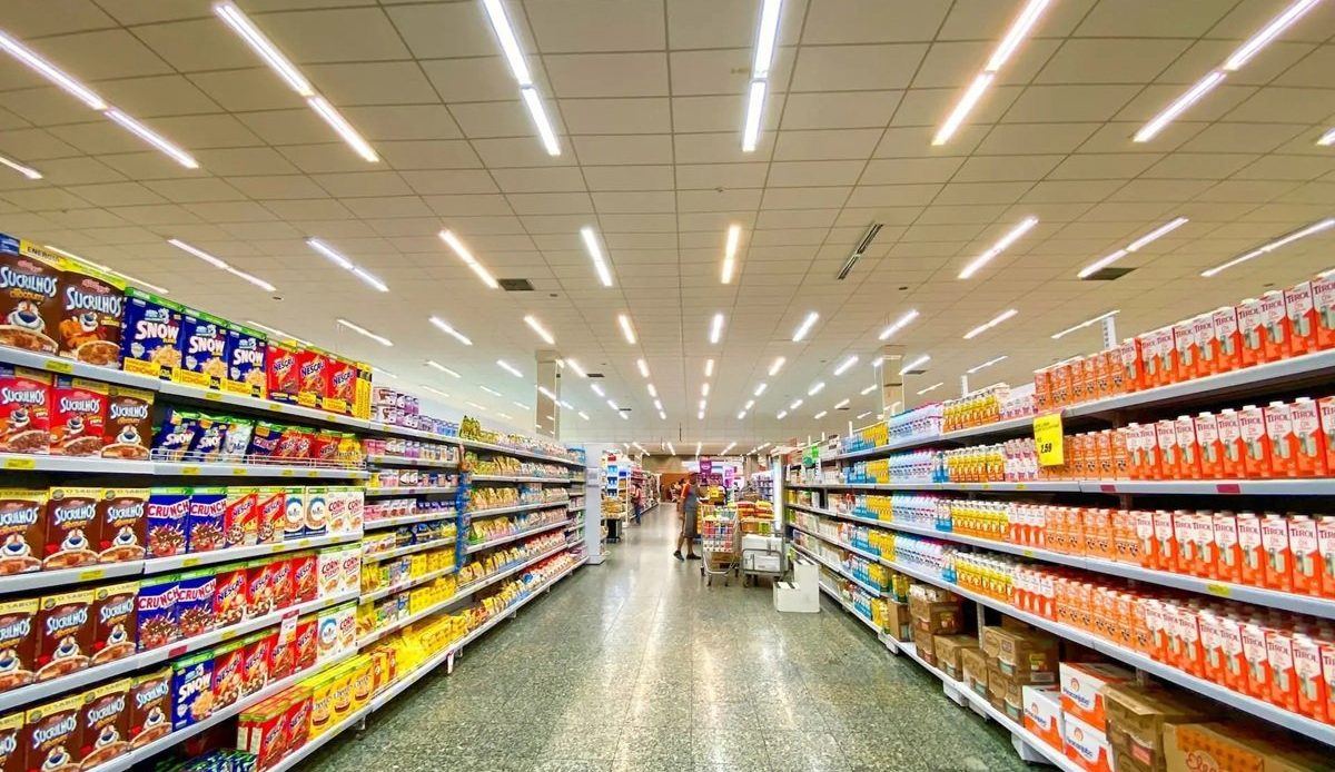 Casi 900 personas en Menorca reciben una tarjeta para comprar alimentos básicos gracias a un programa del Govern
