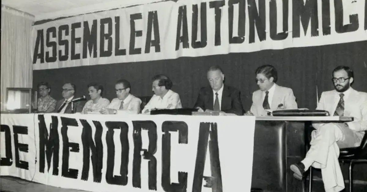Ciutadella despide a Pere Calafat, maestro y figura clave en la construcción de la autonomía balear