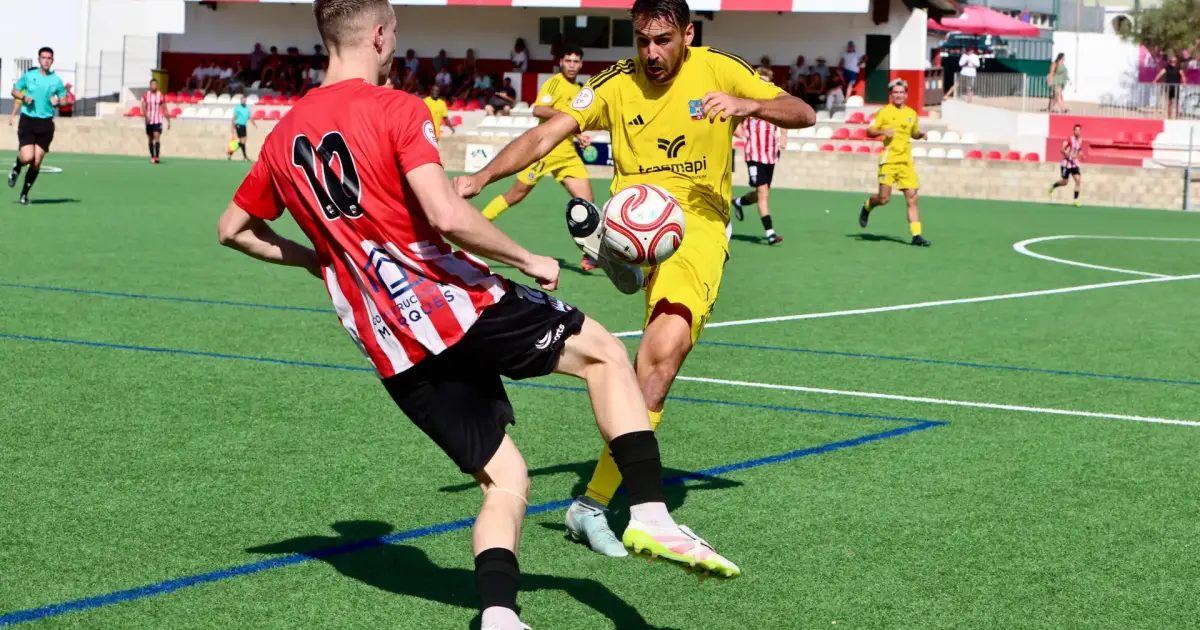 Un gol en propia puerta en el último suspiro salva al Mercadal ante el temido Formentera