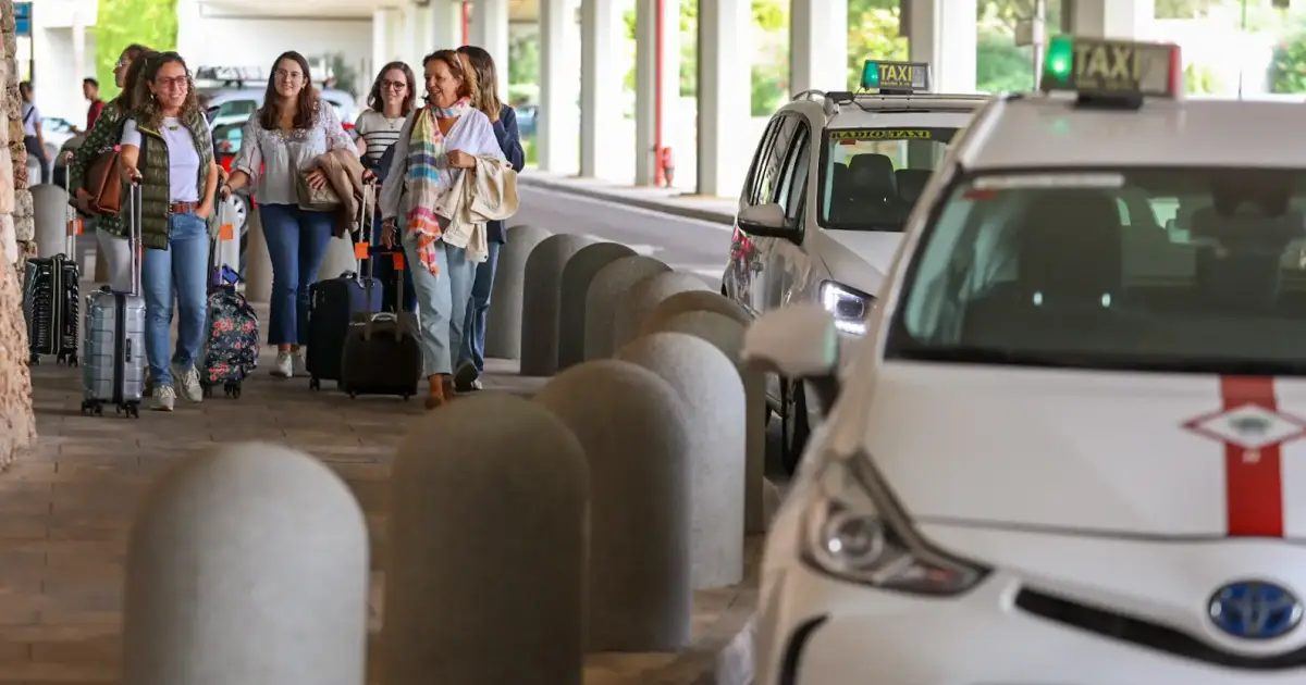 Los taxistas de Menorca amenazan con llevar al Consell ante la justicia tras 14 años con las tarifas congeladas