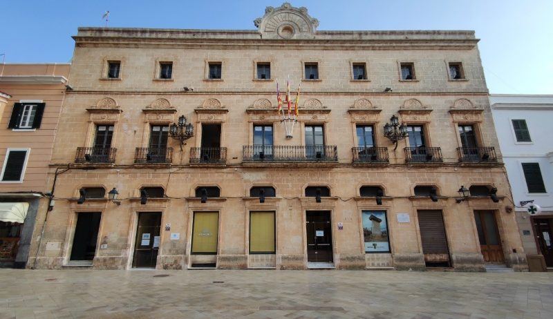 PP y PSOE sellan un acuerdo histórico en el Consell de Menorca para limitar la entrada de vehículos en la isla