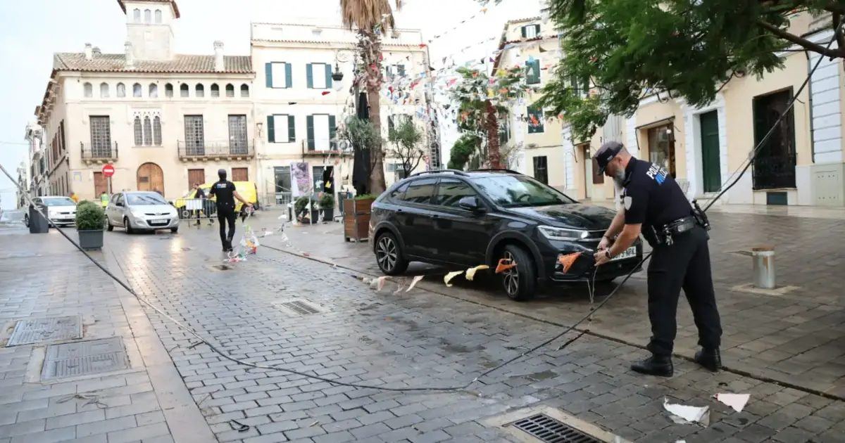 Una rama derriba la línea eléctrica de Es Castell y deja a 3.000 vecinos sin luz durante casi dos horas