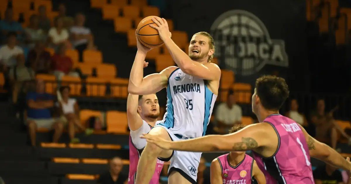 El Bàsquet Menorca despide la pretemporada con una goleada de baloncesto ante Sa Tintina