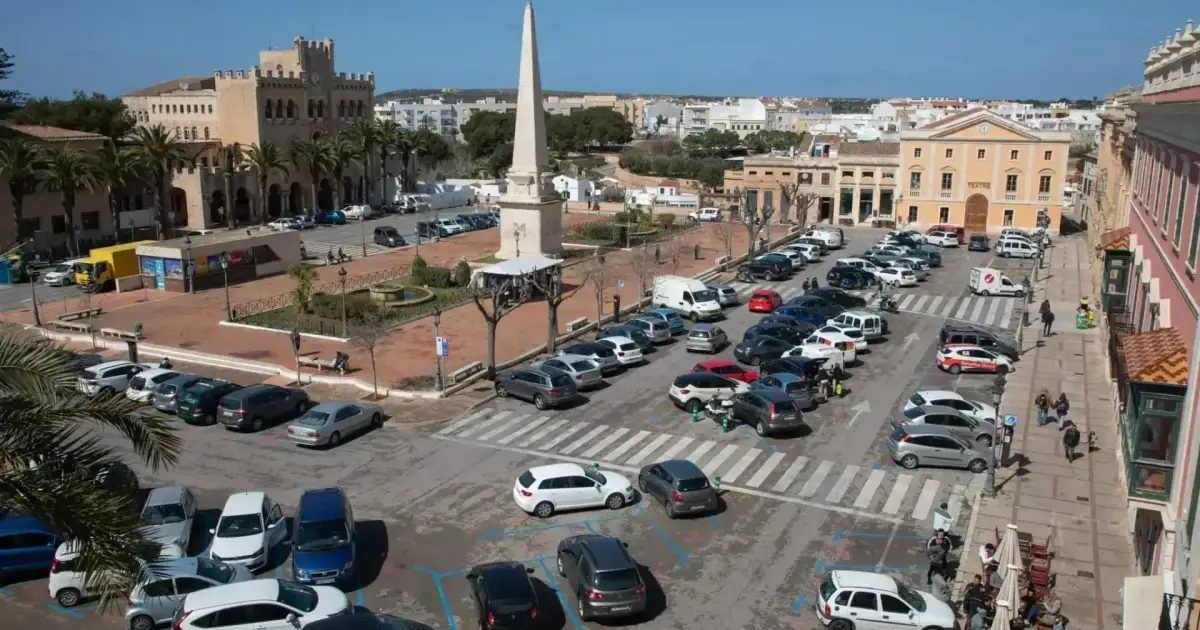 La Justicia acorrala al Ayuntamiento de Ciutadella: los coches deberán volver a la plaza de Es Born sin más demoras