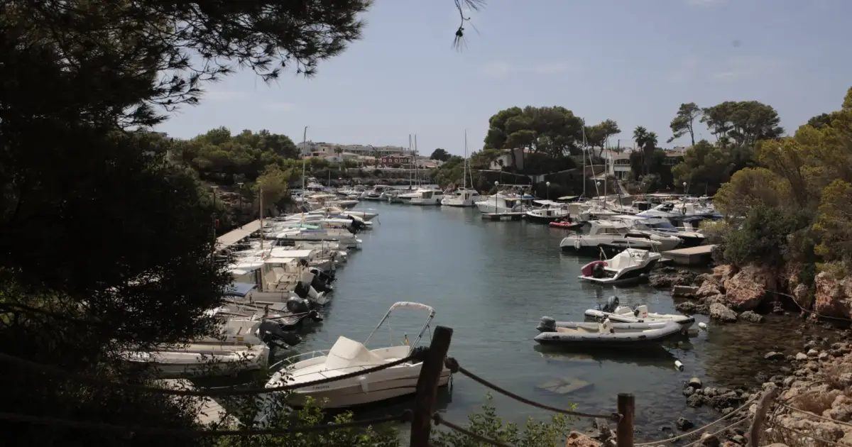 Dos jóvenes ebrios intentan robar una barca en Ciutadella, pero la hélice les traiciona en el último momento