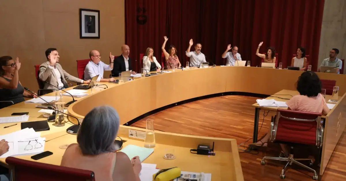 El Consell da luz verde para limitar la entrada de coches a Menorca a partir del verano de 2027