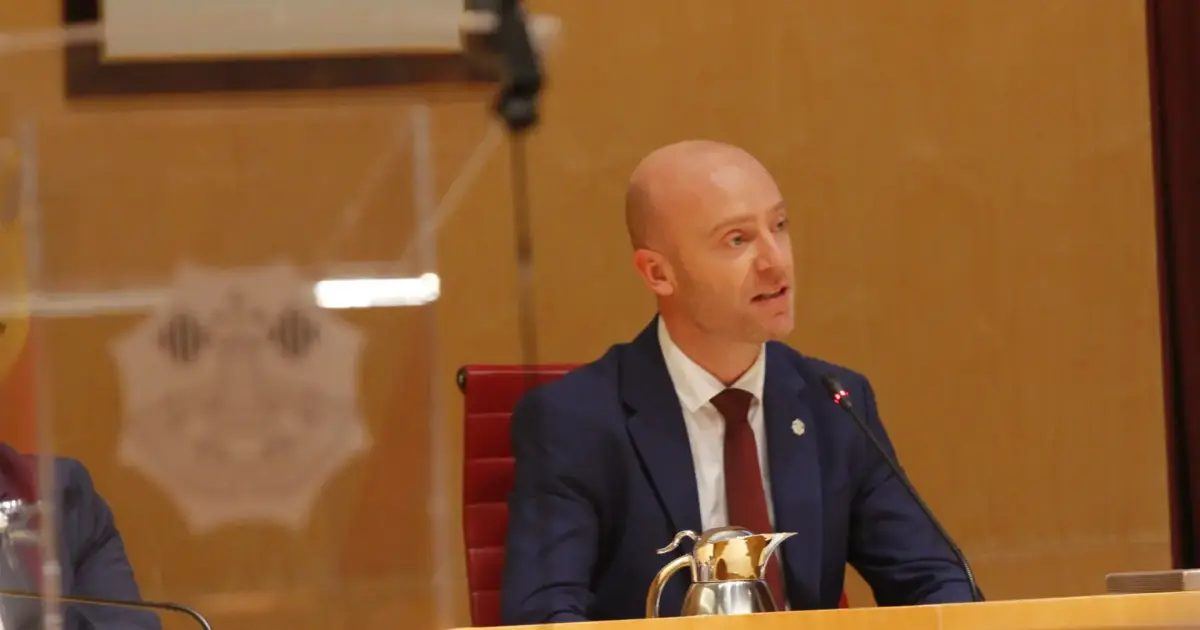 El Parlament vota este martes si tramita la reforma legal que permitiría restringir la entrada de coches en Menorca