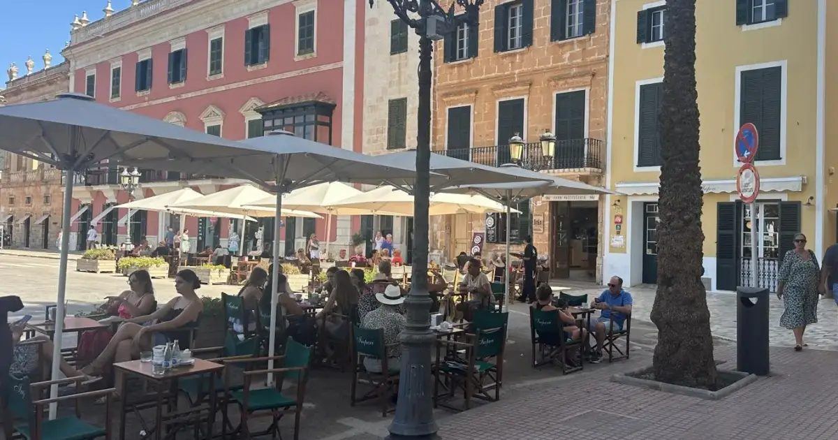 Los hosteleros de Es Born se enfrentan a pérdidas de miles de euros y despidos tras la vuelta de los coches a la plaza