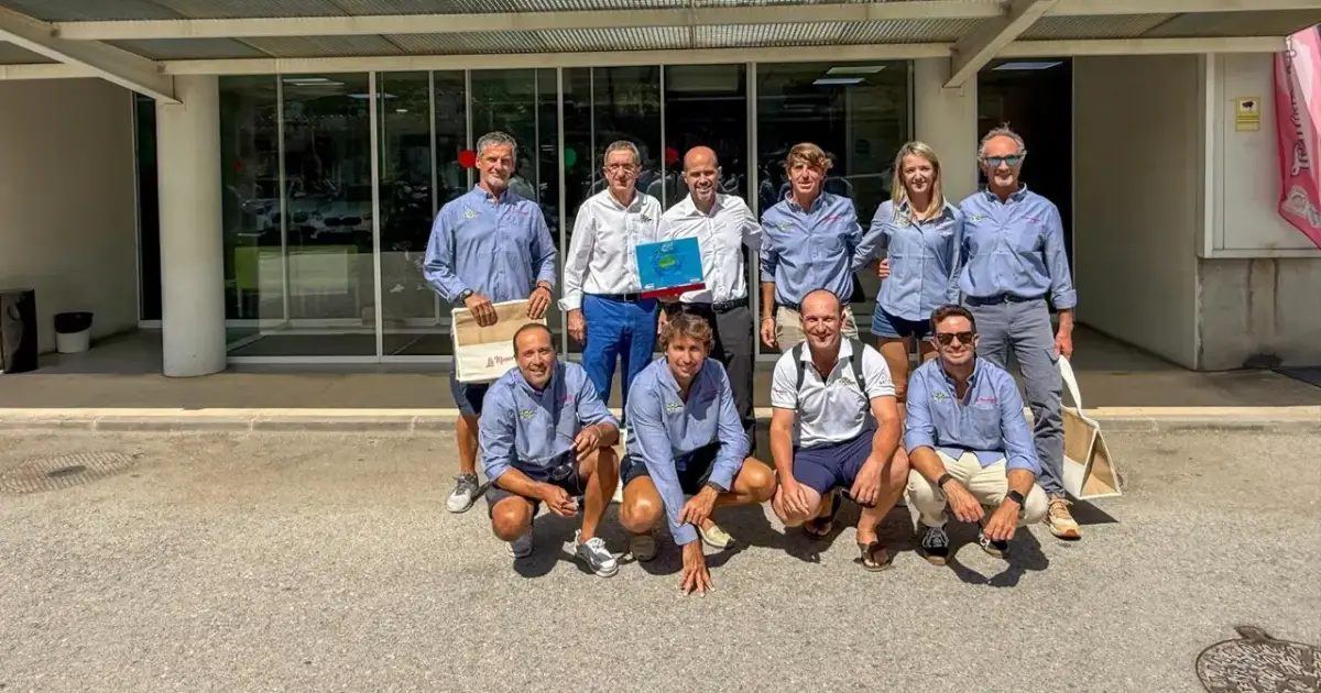 Maó se viste de gala para acoger a los mejores regatistas del mundo en el Campeonato de Snipe