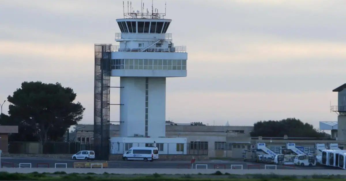 La torre de control del aeropuerto de Menorca se moja por dentro: los sindicatos exigen una solución definitiva tras décadas