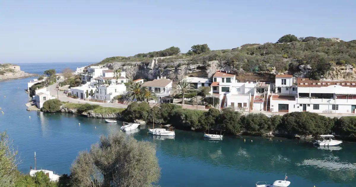 Es Castell convoca a los 21 vecinos afectados por el desprendimiento de Cala Sant Esteve para una reunión en octubre