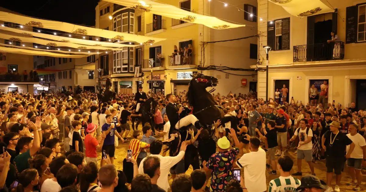 Maó vive un jaleo de Gràcia emocionante pese al calor sofocante que obligó a acortar la celebración