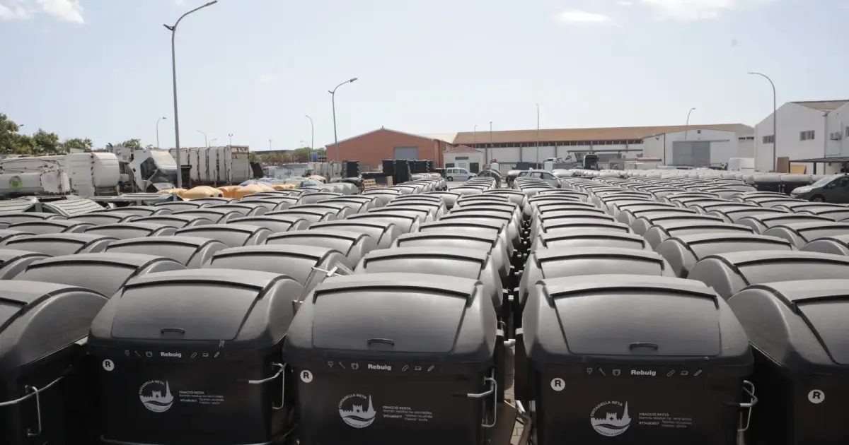 Ciutadella estrena cientos de contenedores de basura que llevan semanas esperando su turno en el polígono