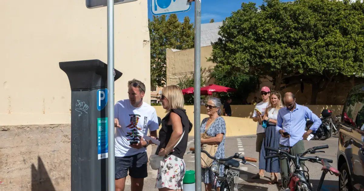 Es Born abre cien plazas gratuitas pero el parking de pago de la Plaça de la Pau se llena igualmente