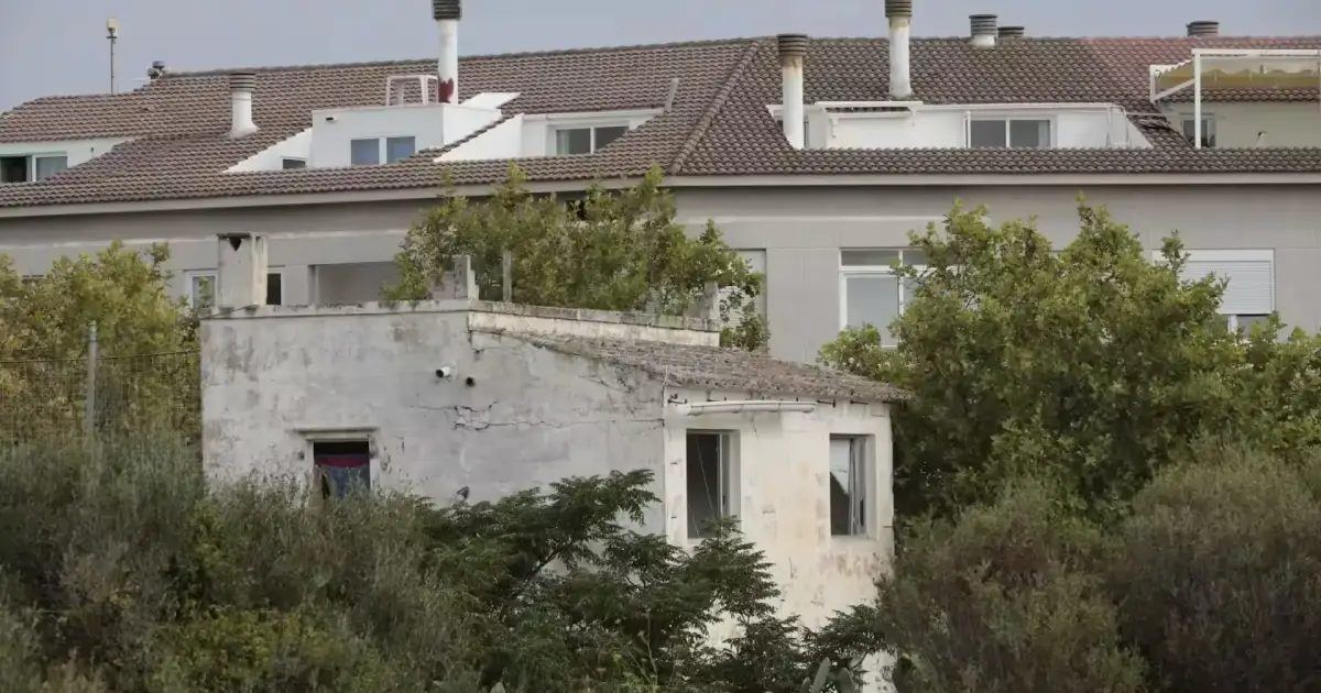 La Policía de Ciutadella visita en prisión al okupa acusado de tentativa de homicidio para que autorice retirar sus cosas ant