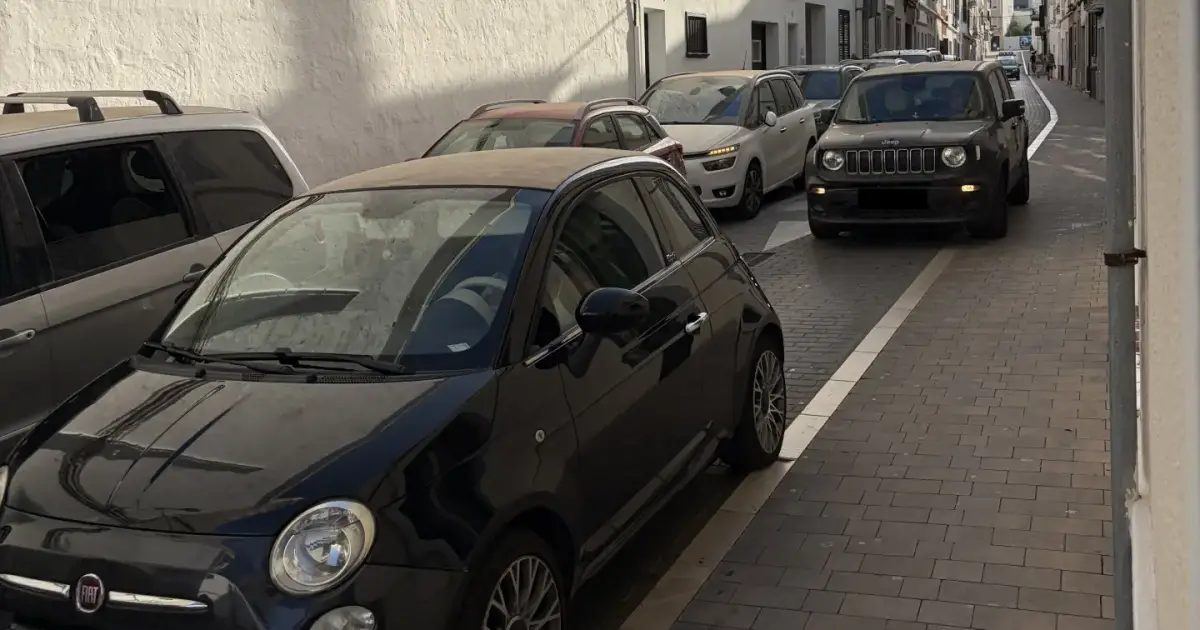 Siete coches sobre la acera a la vez: los vecinos de Sant Josep en Maó exigen al Ayuntamiento que actúe ya
