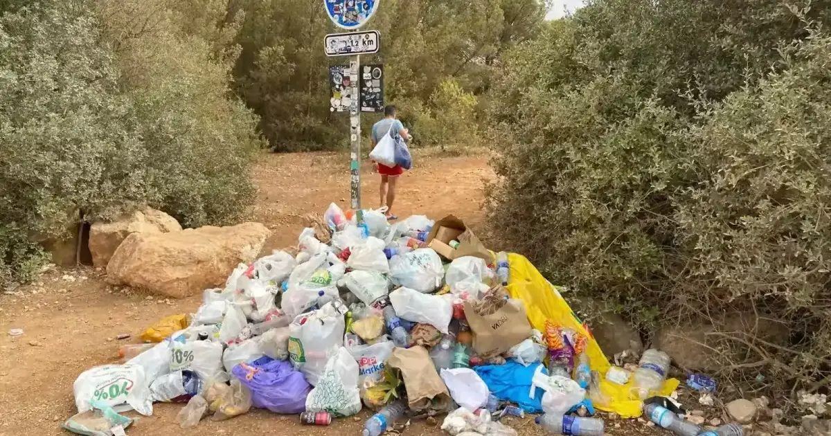 Cala Mitjana se ahoga en basura: vecinos exigen al Ayuntamiento de Ferreries que tome cartas en el asunto