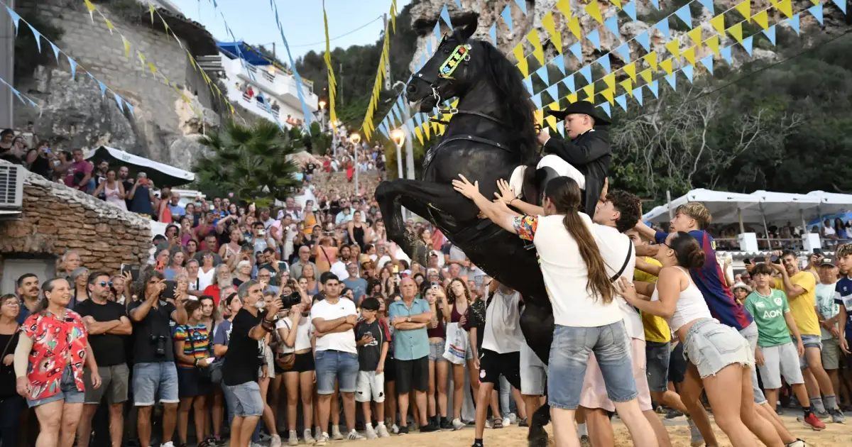 Cala en Porter despide el verano con 34 jinetes y 59 años de diferencia entre el más joven y el más veterano
