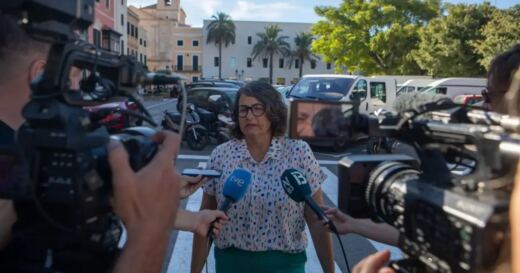 Los coches vuelven a Es Born mientras la alcaldesa de Ciutadella anuncia que buscará la forma de recuperar la peatonalización