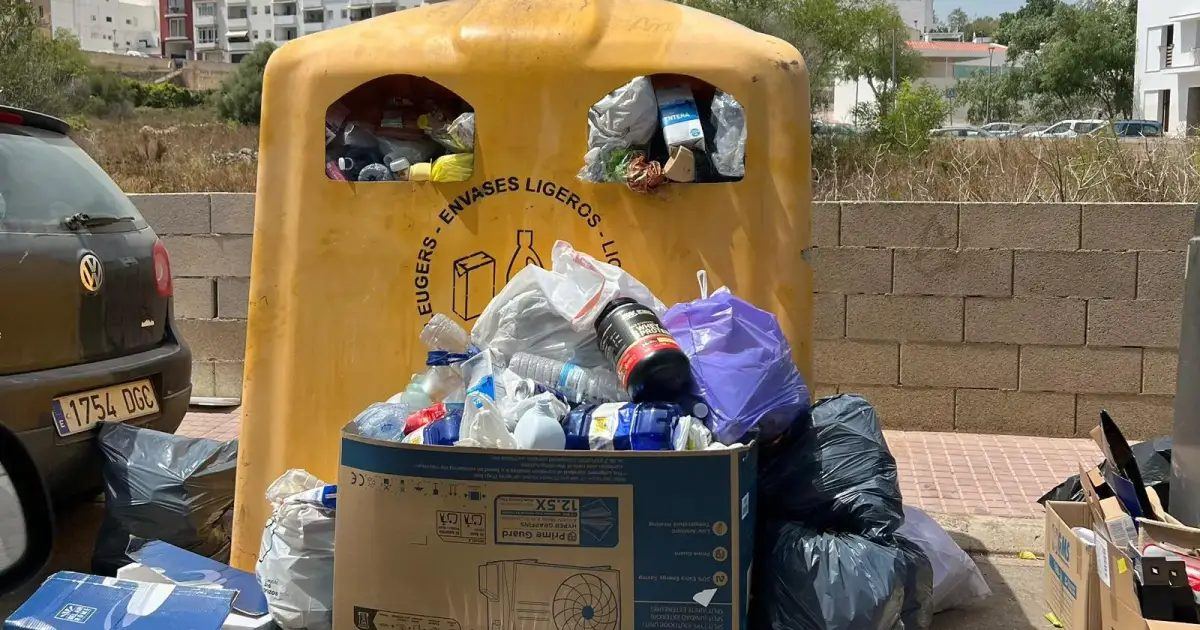 Alaior se une contra la suciedad: el pleno exige mejoras urgentes en la recogida de basura y apunta al Consell
