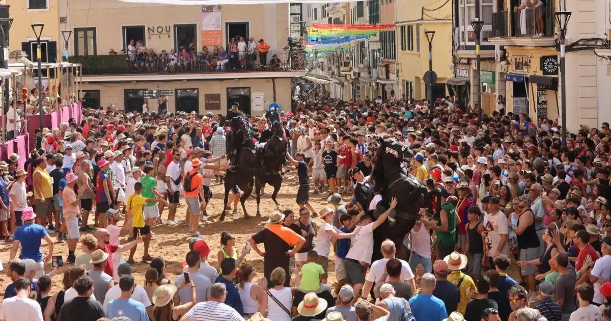 Maó vive con pasión su gran fiesta: 131 caballos llenan Sa Plaça bajo un calor sofocante de 40 grados