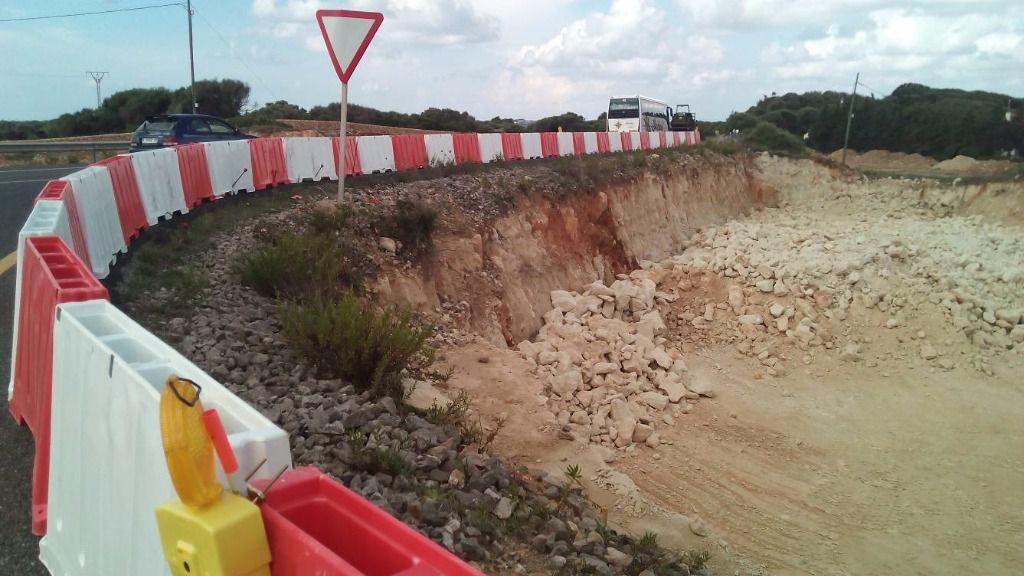 Una mujer muere y cuatro familiares resultan atrapados en una cuneta tras chocar contra un separador de obra en la carretera