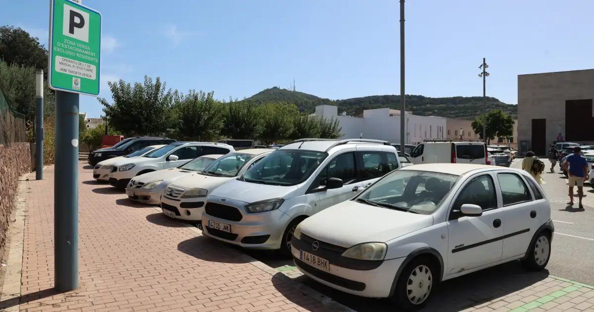Es Mercadal defiende su zona verde de aparcamiento para residentes pese al aluvión de quejas de veraneantes y trabajadores