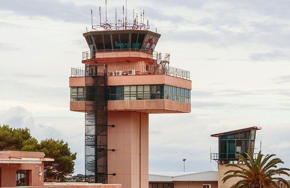 La torre de control más antigua de España, excluida del plan de inversión millonario de AENA en Menorca