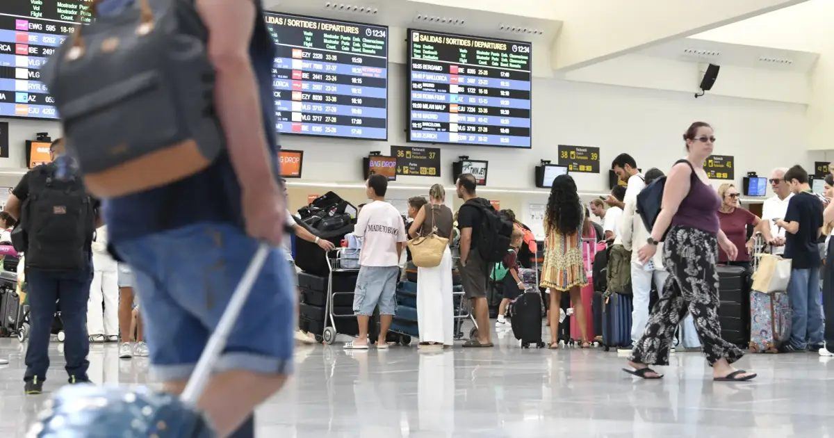 Air Nostrum cancela dos lunes seguidos el mismo vuelo entre Menorca y Palma y un diputado acusa a la aerolínea de especulació
