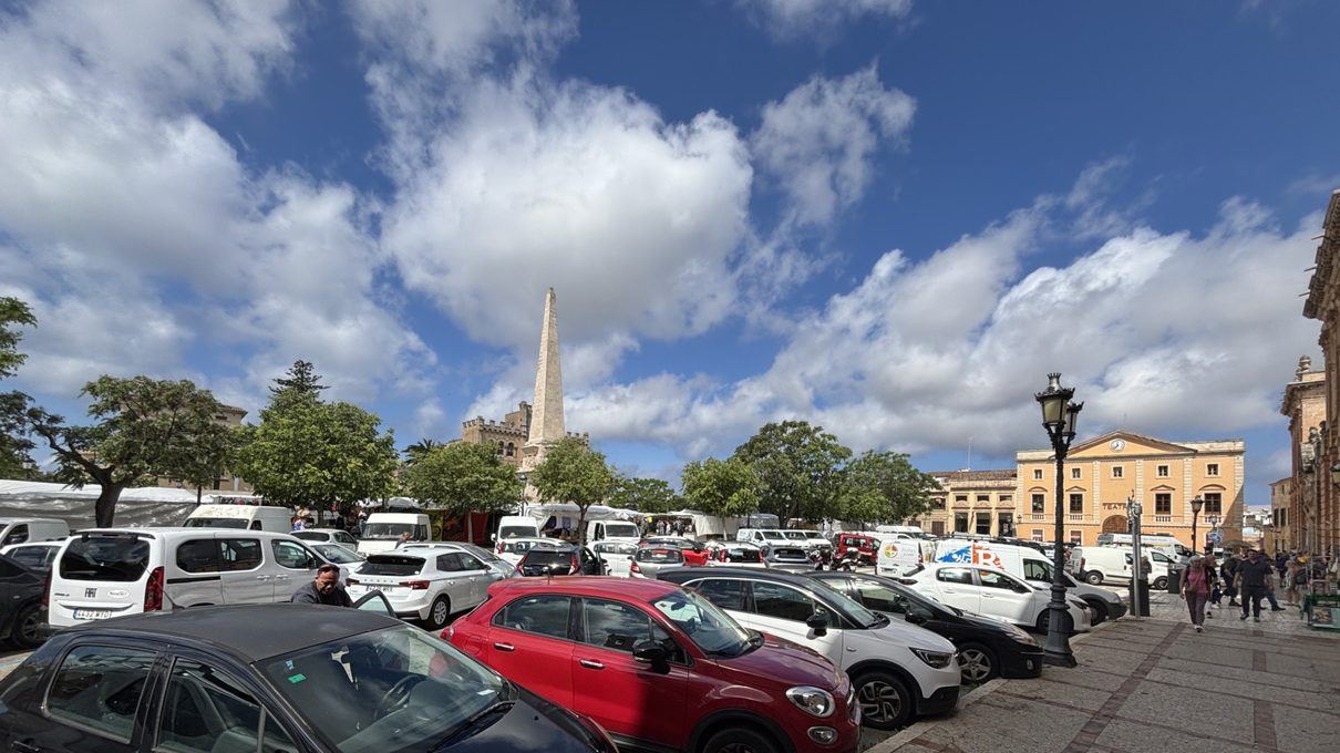 La justicia obliga a devolver los coches a la plaza más emblemática de Ciutadella