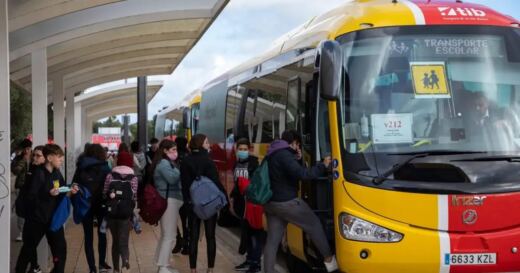 El segundo bus para los estudiantes de FP de Ciutadella llega tarde: 150 alumnos y solo 60 plazas en el primer día de curso