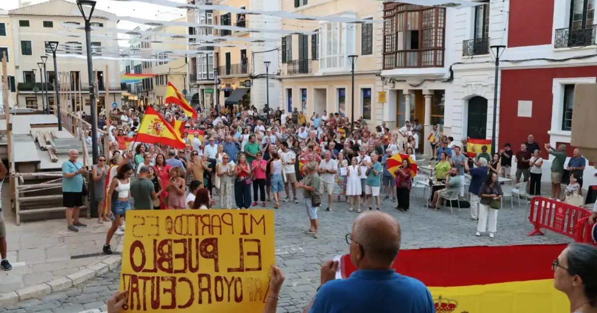 Menorca se vuelca con Ceuta: cientos de vecinos salen a la calle en seis municipios de la isla