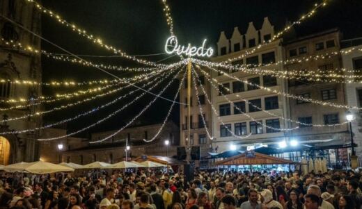 Oviedo vive sus días grandes: desfile americano, fuegos artificiales y bollo preñao para cerrar San Mateo 2026