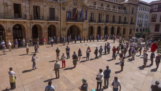 Miles de personas toman la plaza del Ayuntamiento de Oviedo para exigir justicia tras la paliza de San Mateo