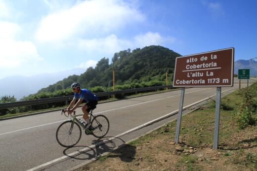 Un motorista pierde la vida al caer por un desnivel en el alto de la Cobertoria durante una ruta con amigos