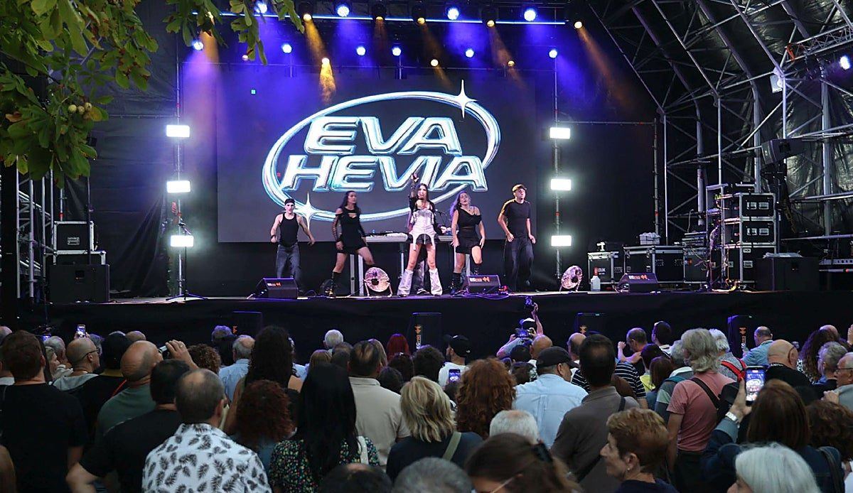 Eva Hevia estrena 'Verbena' en el Bombé y cierra con folclore y electrónica las fiestas de San Mateo de Oviedo