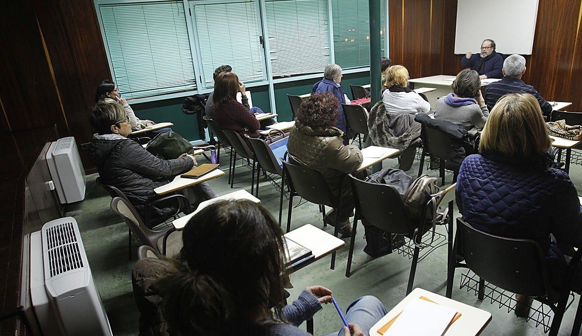 El PSOE de Oviedo reclama saber cuántos vecinos se quedan sin plaza en la Universidad Popular y pide llevar sus cursos al rur