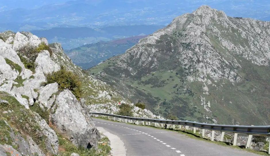 Tragedia en Degaña: dos jóvenes de 23 años mueren tras volcar su coche en la AS-15 de madrugada