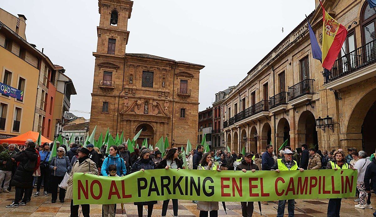 Miles de personas toman la plaza del Ayuntamiento de Oviedo y piden a Canteli que dimita