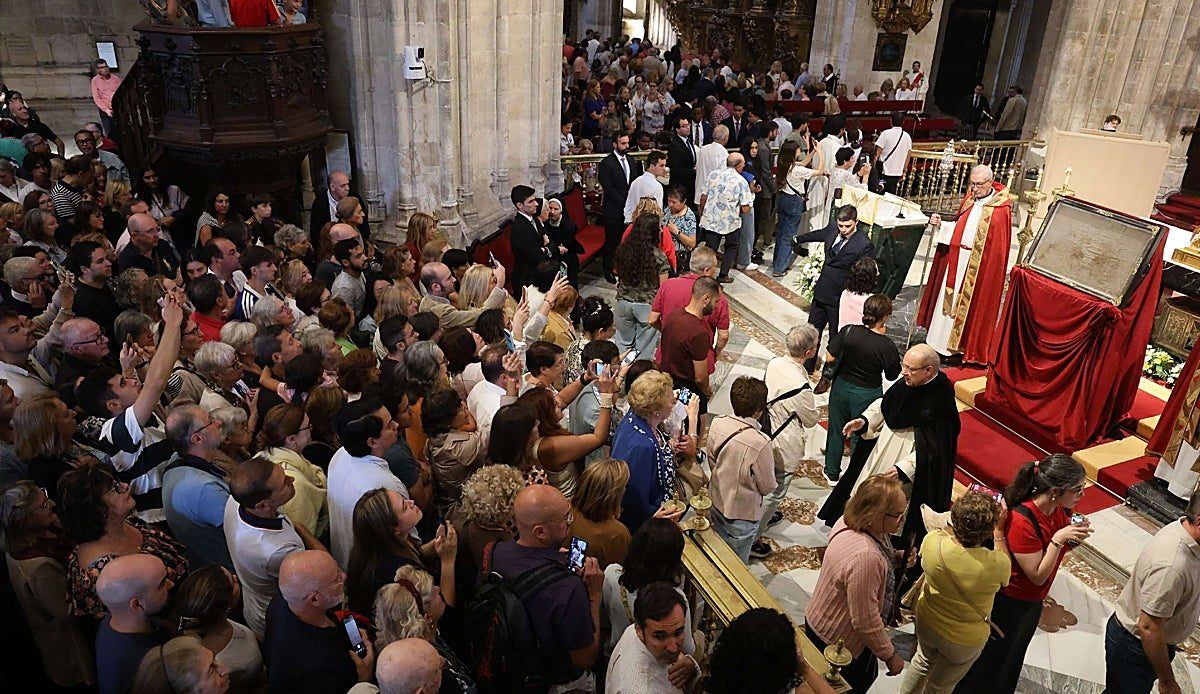 La Catedral cierra la Perdonanza con el Santo Sudario expuesto y cerca de 1.500 fieles